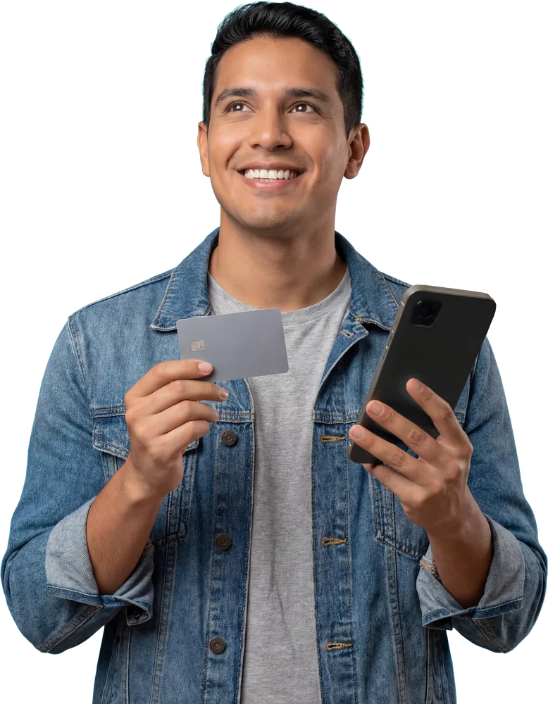 Hombre con su tarjeta de débito y su teléfono